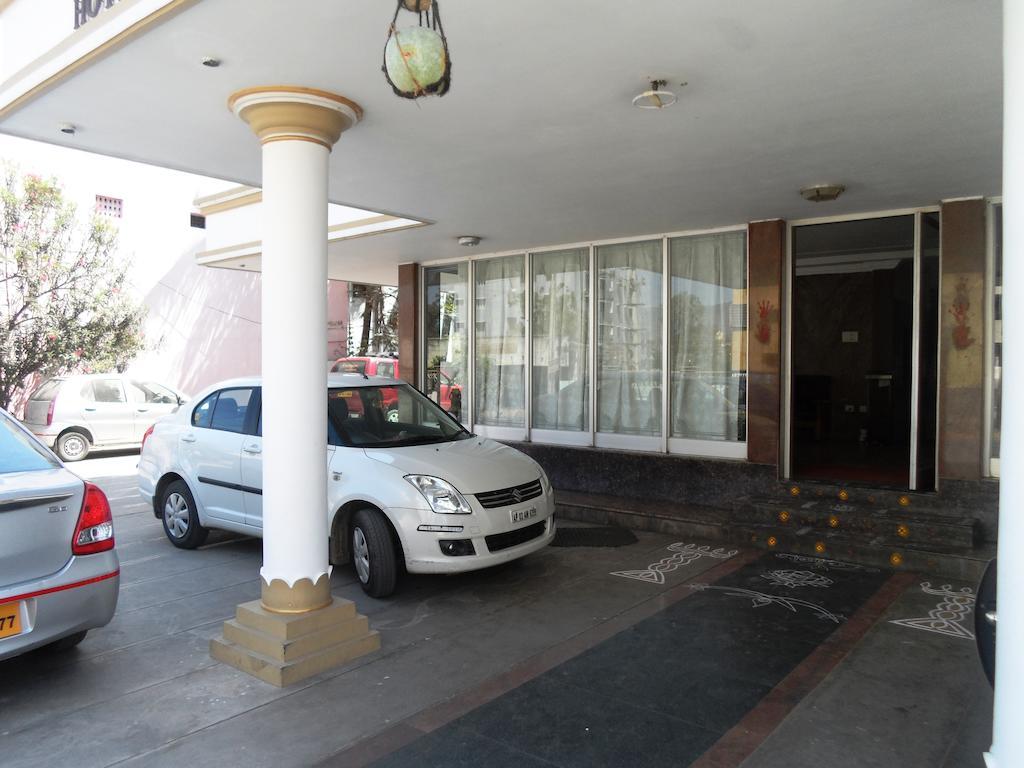 Hotel Sunilkrishna 蒂鲁帕蒂 外观 照片